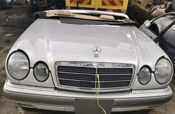 Mercedes Benz W210 320